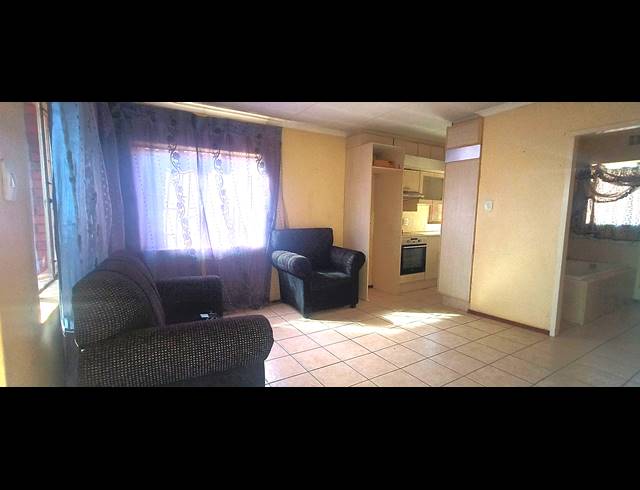 3 BEDROOM TOWNHOUSE FOR SALE IN PROTEA GLEN